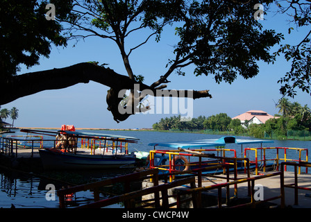 Barca floating jetty di Kerala Backwaters e la distanza della vista sul lago e sul mare punto di incontro da Veli destinazione turistica Trivandrum Foto Stock