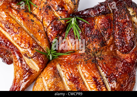Carni alla brace metà affumicato hen pollo con rosmarino sulla parte superiore Foto Stock