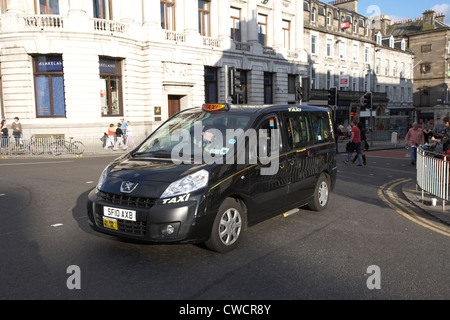 Moderno Edimburgo taxi su George Street Edinburgh Scotland Regno Unito Regno Unito Foto Stock