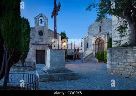 Ferro battuto cross a Place de Saint Vincent, Les Baux de Provence, Francia Foto Stock