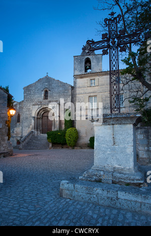 Ferro battuto cross a Place de Saint Vincent, Les Baux de Provence, Francia Foto Stock