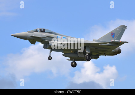 Eurofighter Typhoon FGR4 azionato da RAF sulla rotta di avvicinamento per l'atterraggio a RAF Fairford Foto Stock