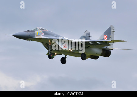 Mig-29A azionati dal polacco della Air Force sulla rotta di avvicinamento per l'atterraggio a RAF Fairford Foto Stock