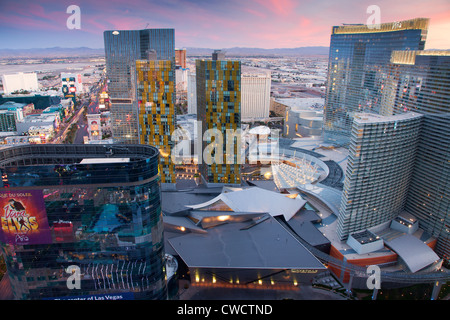 Centro citta' comprese le Note di release di ARIA, cristalli, le residenze presso Mandarian orientali e vira torri, Las Vegas, Nevada. Foto Stock