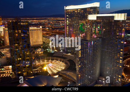 Centro citta' comprese le Note di release di ARIA, cristalli, le residenze presso Mandarian orientali e vira torri, Las Vegas, Nevada. Foto Stock