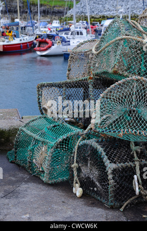 Lobster cantre impilati sul porto di Mallaig, Scozia. Foto Stock