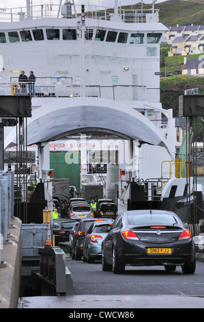 Le auto passano attraverso la porta di prua aperta del ferry.MV Coruisk al porto di Mallaig in Scozia, Regno Unito . Foto Stock