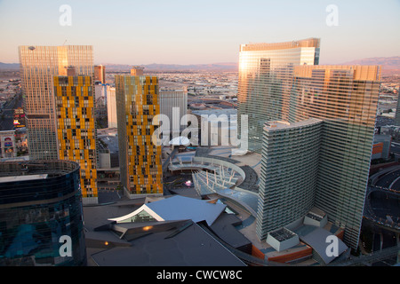 Centro città tra cui l'aria, vira torri, cristalli e le Residenze al Mandarin Oriental, Las Vegas, Nevada. Foto Stock