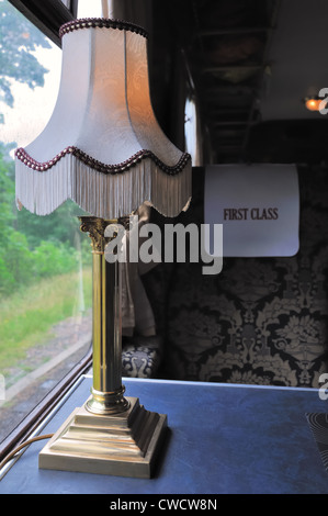 Classe prima sede in corrispondenza della finestra del 'Hogwarts Express' 'Giacobita " Treno a vapore in Scozia, Regno Unito Foto Stock