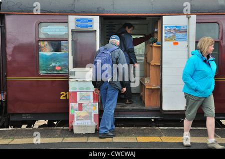 Negozio di souvenir sul 'West Coast ferrovie" Fort William a Mallaig treno a vapore carrello. Foto Stock