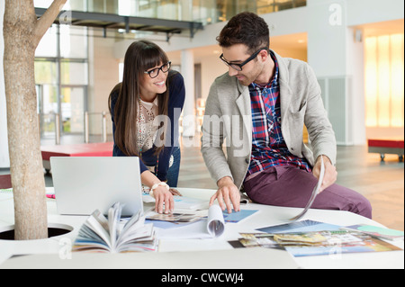 Gli architetti che lavorano in un ufficio Foto Stock