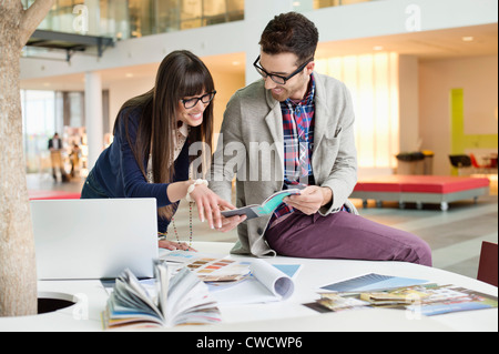 Designer che lavorano in un ufficio Foto Stock