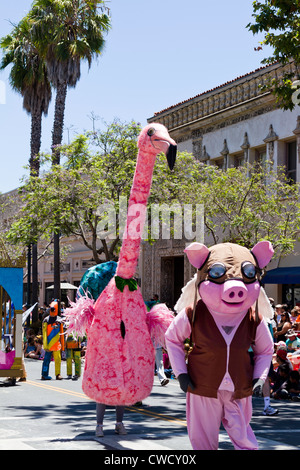 Costume dimostranti nel 2012 Summer Solstice Parade di "Santa Barbara, California Foto Stock