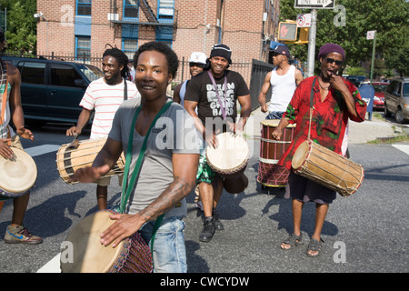 I partecipanti all'annuale Universal Hip Hop Parade di Bedford Stuyvesant quartiere di Brooklyn, NY Foto Stock