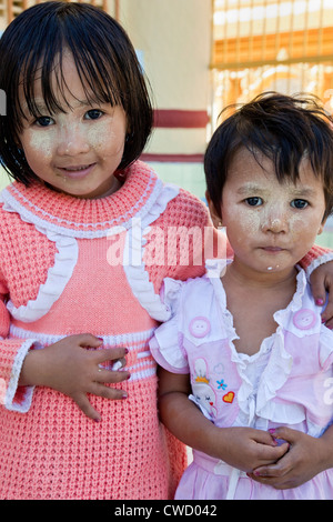 Myanmar Birmania. Mandalay. Due piccole bambine birmane. Che indossano thanaka incollare sulle loro facce, di un cosmetico sunscreen. Foto Stock