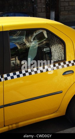 Dettaglio di un tipico taxi porta dipinta di giallo Foto Stock