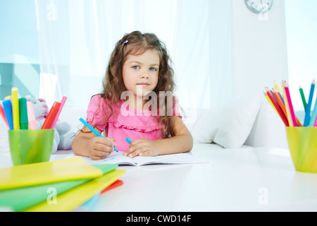 Ritratto di una bambina con trucco per bambini e penne colorate dipinte  creatività per bambini un bambino che mostra le sue mani sporche nelle  telecamere corsi di disegno aggiuntivi
