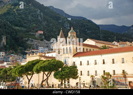 Vista ravvicinata di una cupola decorata nella città di Amalfi Foto Stock