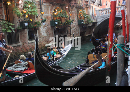 Il giro in Gondola a Venezia Foto Stock