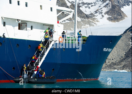 Persone che fanno ritorno alla nave da crociera una crociera in zodiac, Smeerenburg ghiacciaio, Spitsbergen, Svalbard, Arctic Foto Stock