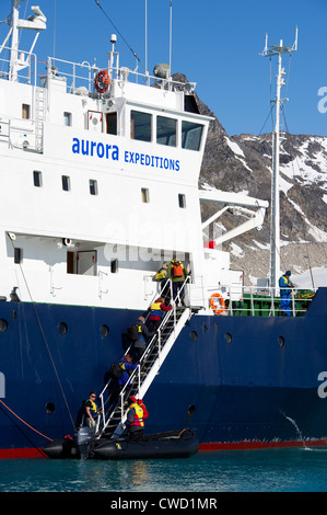 Persone che fanno ritorno alla nave da crociera una crociera in zodiac, Smeerenburg ghiacciaio, Spitsbergen, Svalbard, Arctic Foto Stock