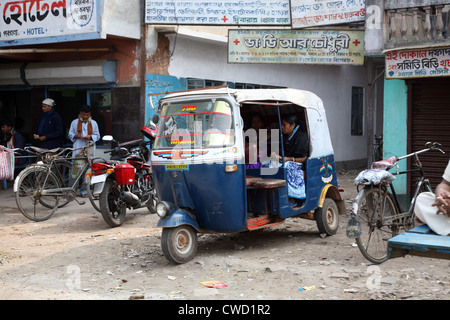 Auto rickshaw taxi su una strada in Kumrokhali, West Bengal, India, 12 gennaio 2009. Foto Stock