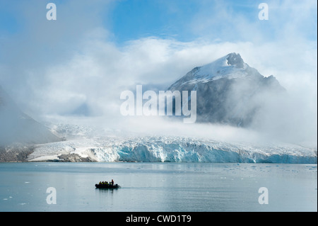 Zodiac crociera al ghiacciaio Smeerenburg, Spitsbergen, Svalbard, Arctic Foto Stock