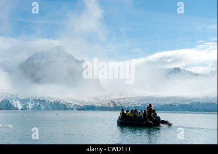 Zodiac crociera al ghiacciaio Smeerenburg, Spitsbergen, Svalbard, Arctic Foto Stock