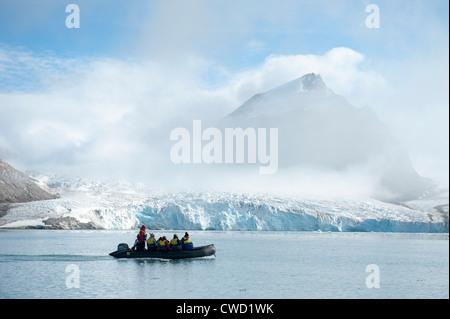 Zodiac crociera al ghiacciaio Smeerenburg, Spitsbergen, Svalbard, Arctic Foto Stock