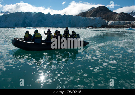 Zodiac crociera al ghiacciaio Smeerenburg, Spitsbergen, Svalbard, Arctic Foto Stock