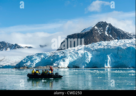 Zodiac crociera al ghiacciaio Smeerenburg, Spitsbergen, Svalbard, Arctic Foto Stock