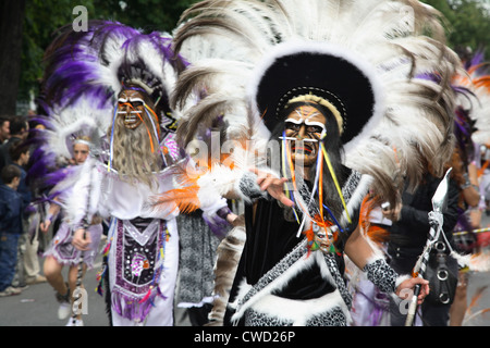 Berlino, gli uomini del gruppo Amigos del folklore a Carnevale delle culture Foto Stock