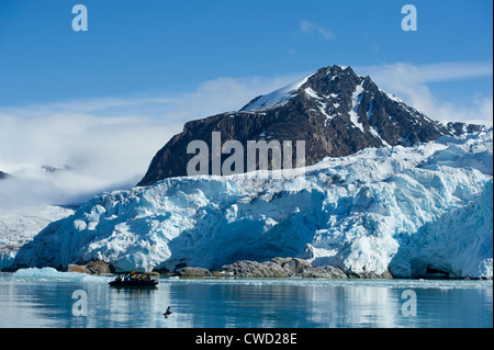 Zodiac crociera al ghiacciaio Smeerenburg, Spitsbergen, Svalbard, Arctic Foto Stock