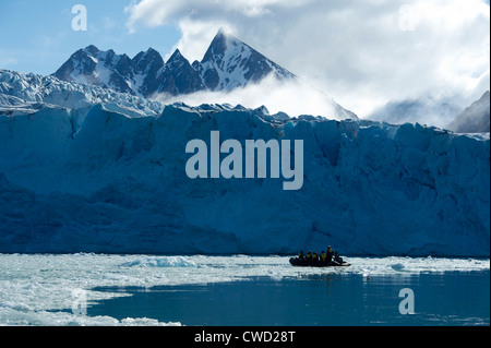 Zodiac crociera al ghiacciaio Smeerenburg, Spitsbergen, Svalbard, Arctic Foto Stock