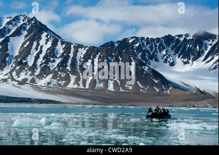 Zodiac crociera al ghiacciaio Smeerenburg, Spitsbergen, Svalbard, Arctic Foto Stock