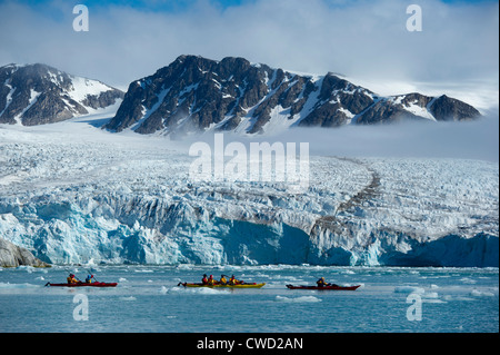 Il kayak al ghiacciaio Smeerenburg, Spitsbergen, Svalbard, Arctic Foto Stock