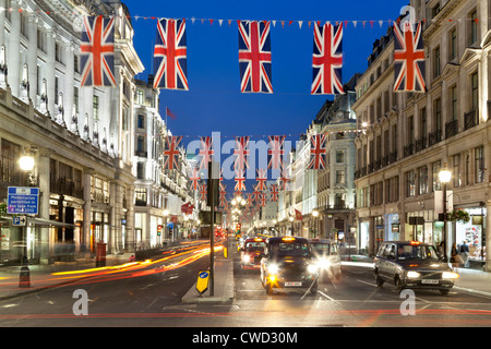 Regent Street con i taxi e i flag di unione Foto Stock