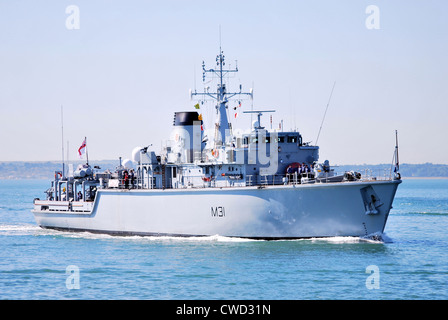 Il mio contatore misura nave HMS Cattistock azionato dalla Royal Navy entra Portsmouth Naval Dockyard. Foto Stock