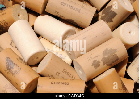 Raccolta di plastica bottiglia di vino i tappi di sughero, Andalusia, Spagna, Europa occidentale. Foto Stock