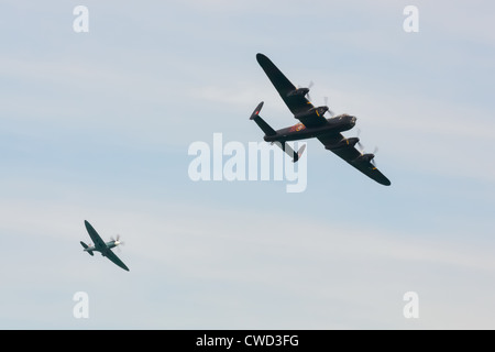 Avro Lancaster e Spitfire Mk1 a Airbourne Foto Stock