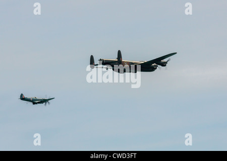 Avro Lancaster e Spitfire Mk1 a Airbourne Foto Stock