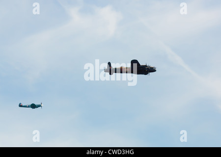 Avro Lancaster e Spitfire Mk1 a Airbourne Foto Stock