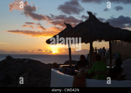 Sunset over cafe a Playa del Papagayo Foto Stock