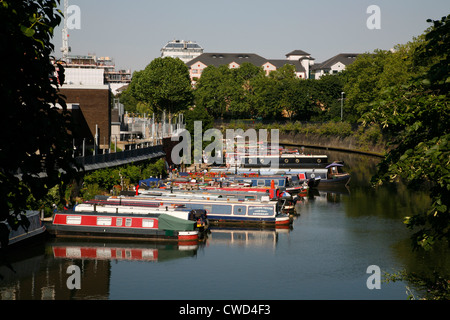 Canal barche ormeggiate sul Regent's Canal di Lisson Grove, London, Regno Unito Foto Stock