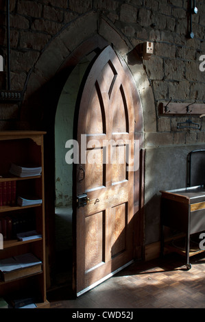 Parzialmente aperto porta nella chiesa Northend, Warwickshire, Regno Unito Foto Stock