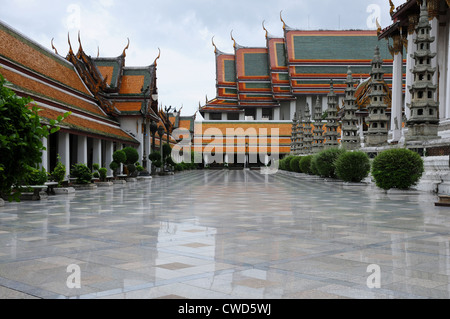 Vuoto cortile di marmo tra sala da preghiera e chiostro, Wat Suthat tempio a Bangkok. Foto Stock