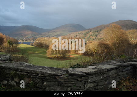 Alberi di autunno a Wray castello vicino a Ambleside Foto Stock