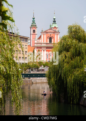 Fiume Ljubljanica e chiesa francescana in Lubiana, Slovenia Foto Stock