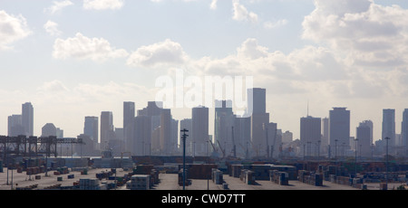 MIAMI, FL, Stati Uniti d'America - 23 Marzo 2012: terminale per container e lo skyline di Miami, FL, Stati Uniti d'America, il 23 marzo 2012. Foto Stock