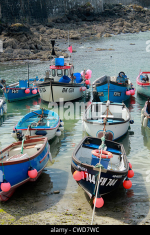 Barche nel porto di Coverack, la lucertola, Cornwall Foto Stock